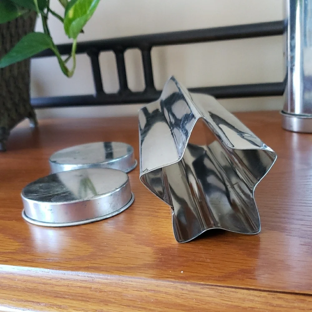 Pampered Chef- Set of 4 Silver Metal Baking Molds